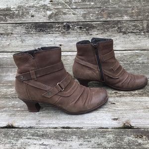 Women’s brown leather Earth bootie